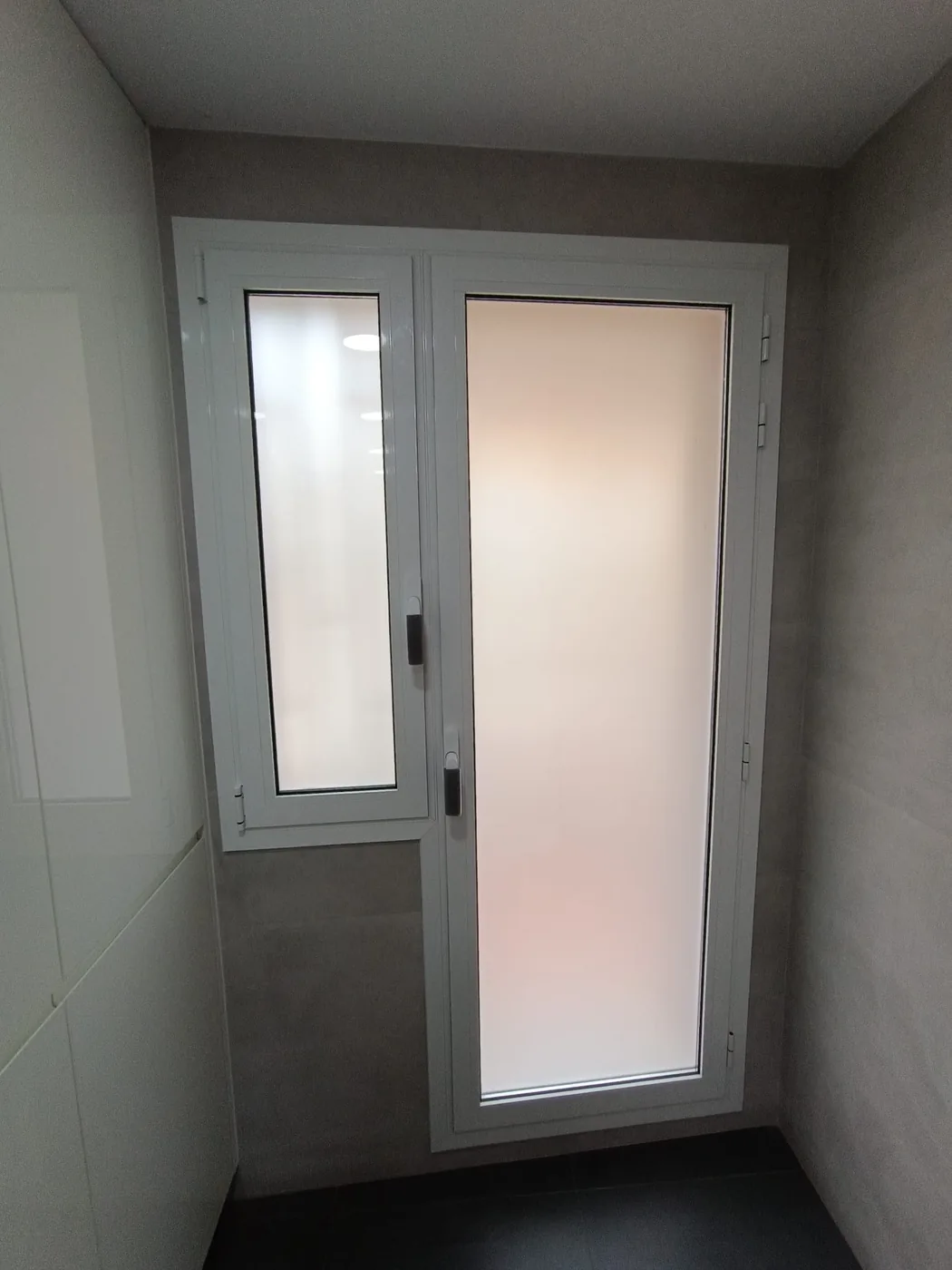 Conjunt de finestra i porta envidrada en bany