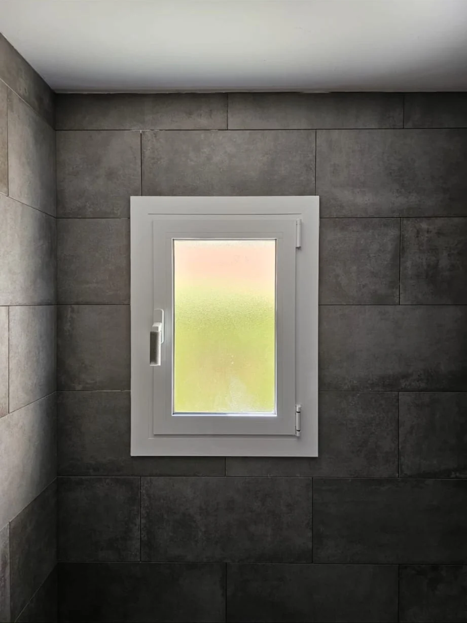 Finestra blanca instal·lada en bany