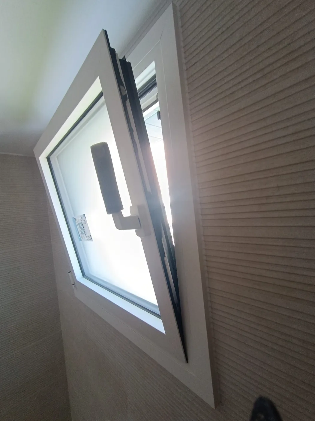 Finestra oscil·lobatent de PVC oberta